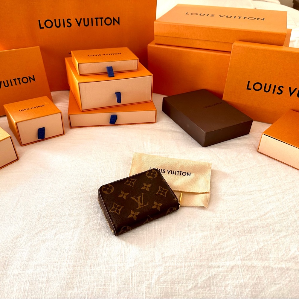 SOLD Louis Vuitton Small Zippy Monogram Wallet - Picture 2 of 10